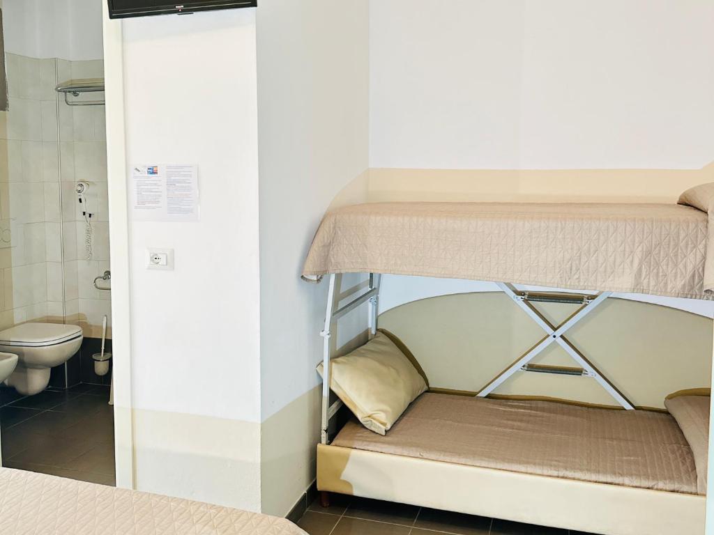 Ce lit superposé se trouve dans une petite chambre dotée de toilettes. dans l'établissement Hotel Villa Perazzini, à Rimini