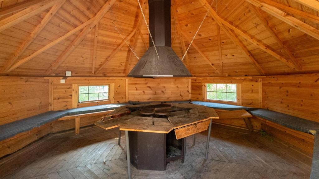 une pièce vide avec cuisinière dans une cabane en bois dans l'établissement Camping Les Parcs, à Pénestin