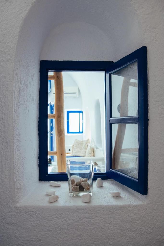 Blu Bianco Cave House 4