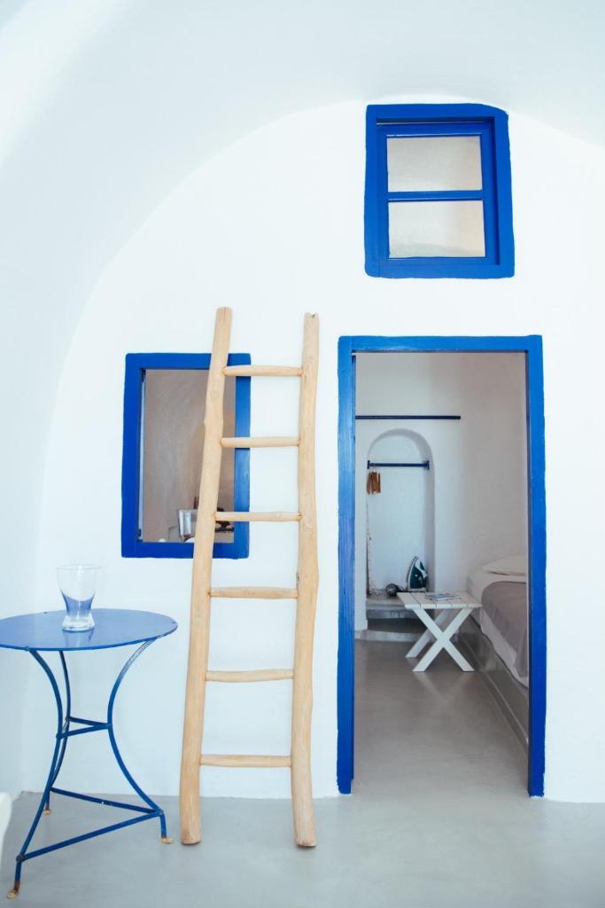 Blu Bianco Cave House 5