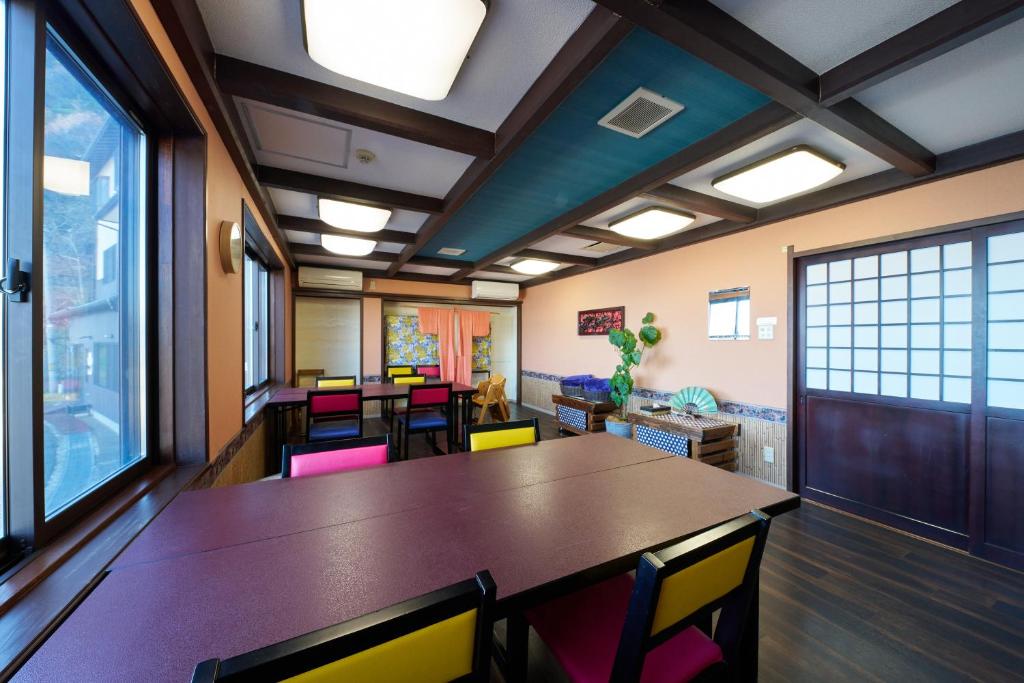 une salle de conférence avec une table et des chaises dans l'établissement Uminone, à Toyooka