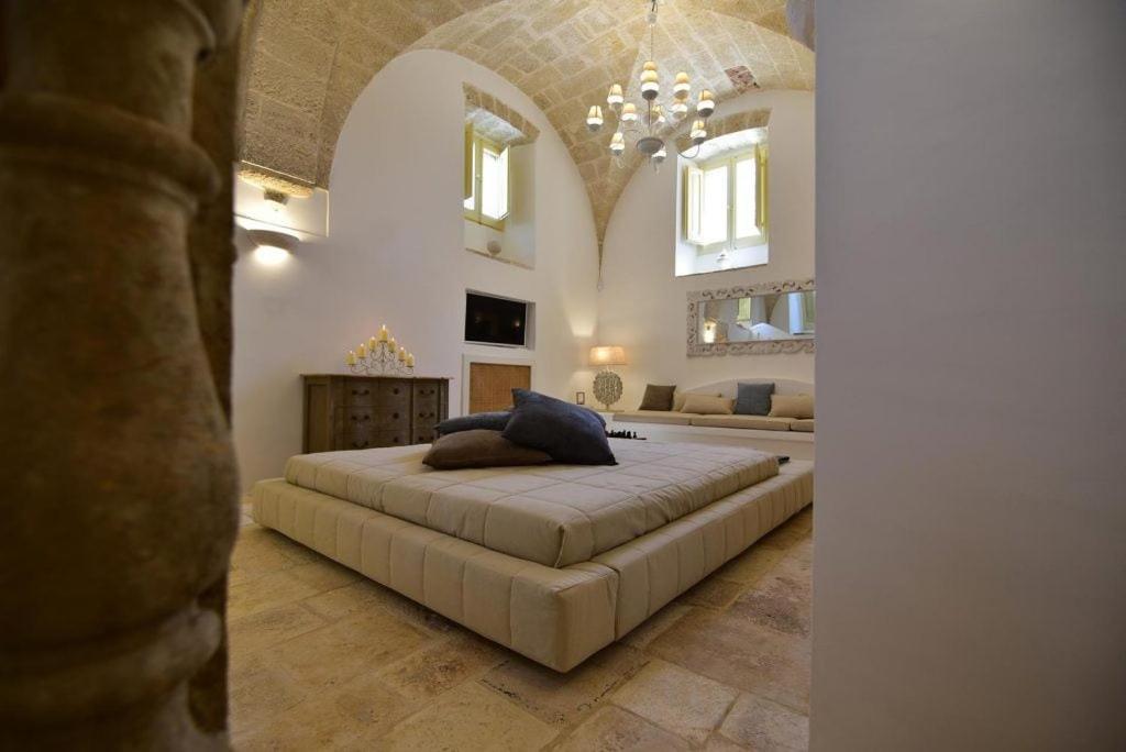 - une grande chambre avec un grand lit dans l'établissement Villa Favorita Luxury - Italia Monopoli Puglia Trullo, à Monopoli