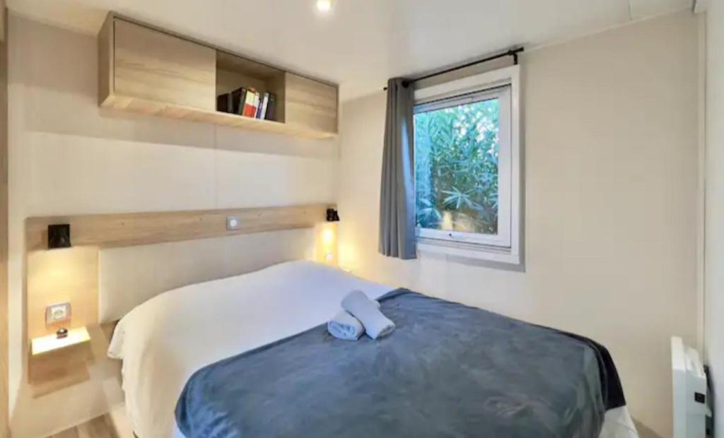 - une petite chambre avec un lit et une fenêtre dans l'établissement Mobil-Home Les Lauriers Roses Camping Siblu 4****, à Fréjus 13 autres photos