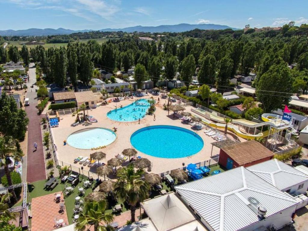 une vue aérienne d'une piscine dans un complexe hôtelier dans l'établissement Mobil-Home Les Lauriers Roses Camping Siblu 4****, à Fréjus