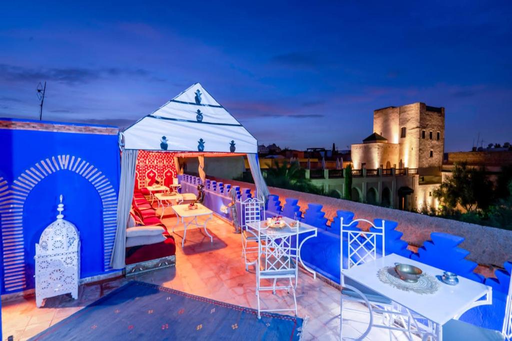 une terrasse avec un kiosque, des tables et des chaises dans l'établissement Samira Riads & Spa, à Marrakech