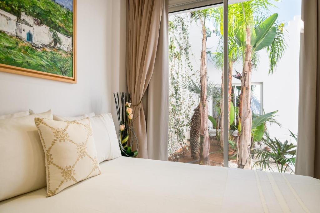 une chambre avec un lit et une grande fenêtre dans l'établissement Riad Zyo, à Rabat