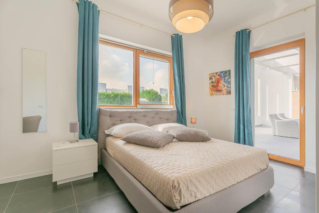 - une chambre avec un lit doté de rideaux bleus et d'une fenêtre dans l'établissement Villa Incanto nel Blu by Wonderful Italy, à Polignano a Mare 38 autres photos