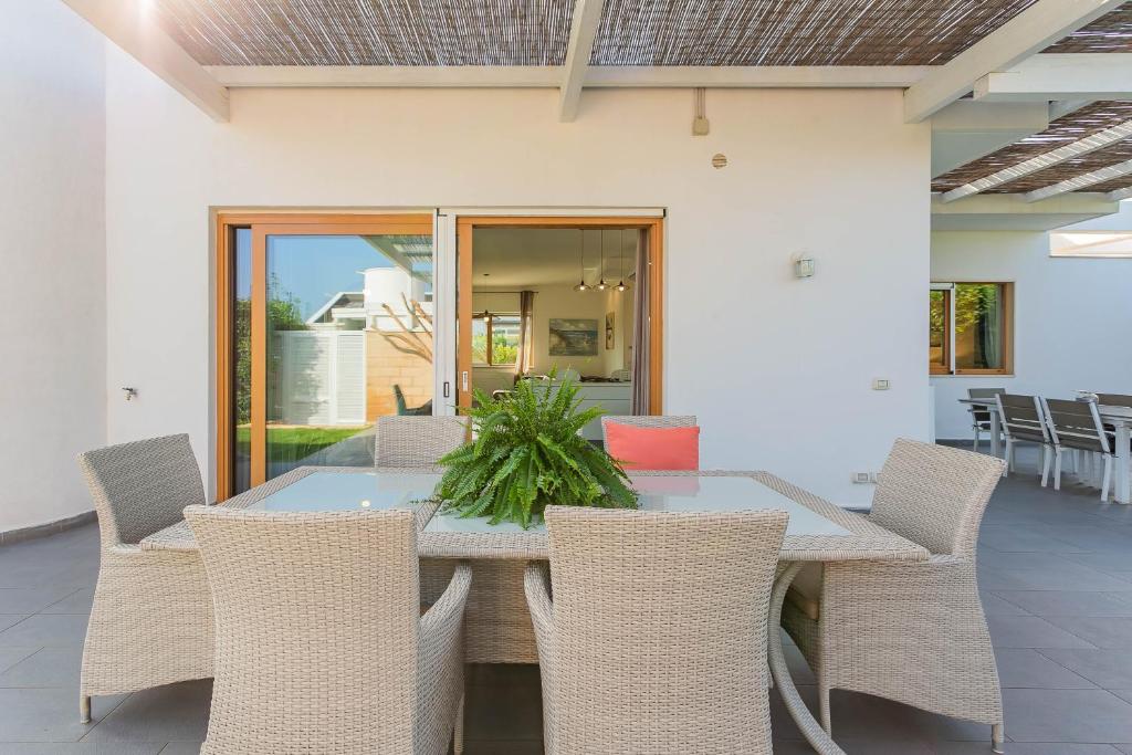 une salle à manger avec une table et des chaises dans l'établissement Villa Incanto nel Blu by Wonderful Italy, à Polignano a Mare