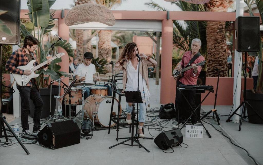 un groupe de personnes jouant de la musique sur une scène dans l'établissement Grand MOBIL HOME Spatieux 40m2 - 2 Ch, à Argelès-sur-Mer 37 autres photos