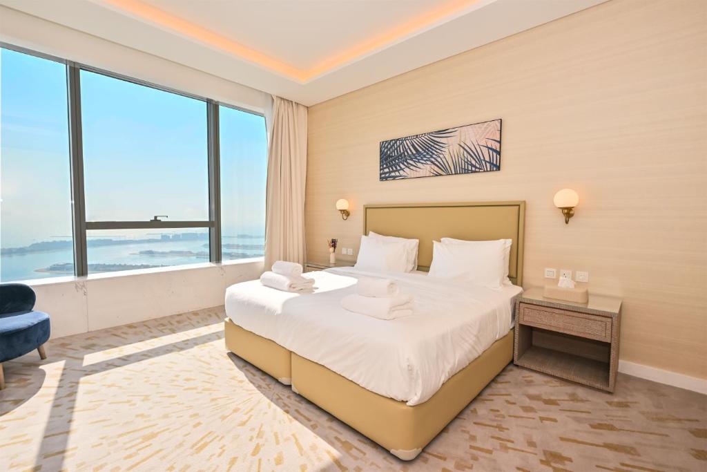 Luxury 1-BR with Stunning Views in Palm Tower by Luxe Shortlet