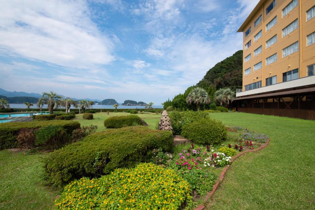 un jardin devant un immeuble dans l'établissement Hana Irodori no Yado Kayuu, à Taiji