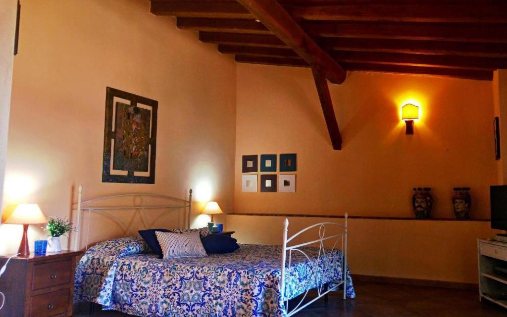 une chambre avec un lit dans une pièce dans l'établissement Casa il Faro villa con piscina, à Castelmola