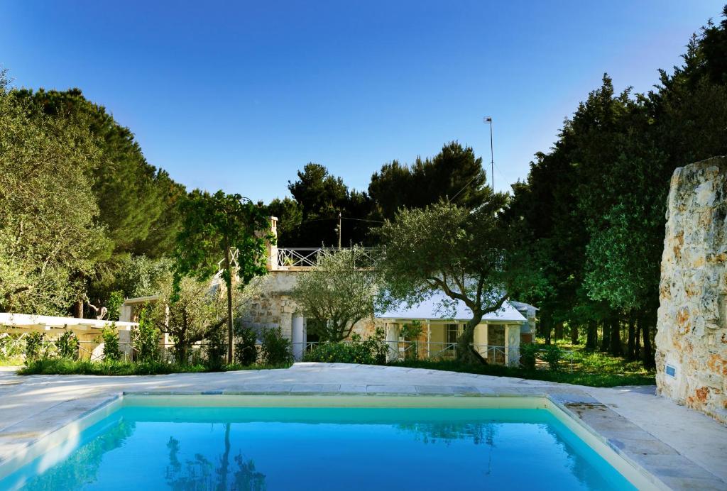 une piscine devant une maison dans l'établissement Le Dimore di Trulli Mandorlo con piscina esclusiva, à Putignano