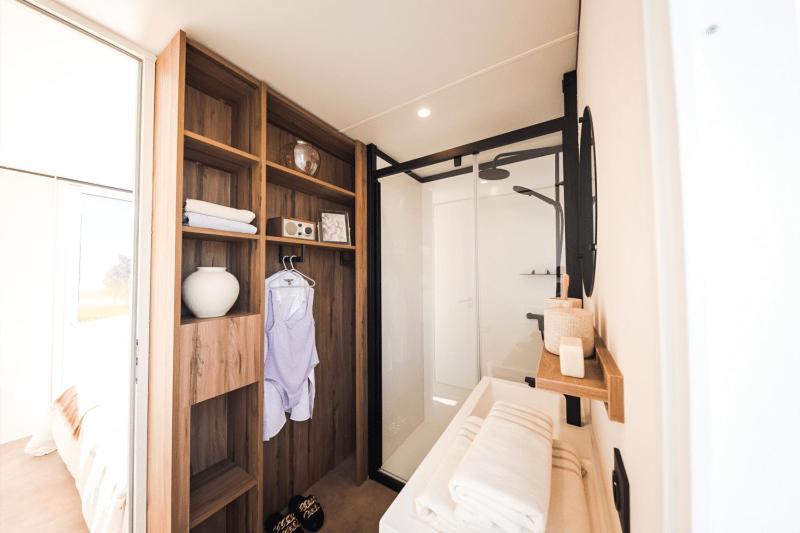 une petite chambre avec un lit et un placard dans l'établissement Camping Golfo Di Sogno, à Porto-Vecchio
