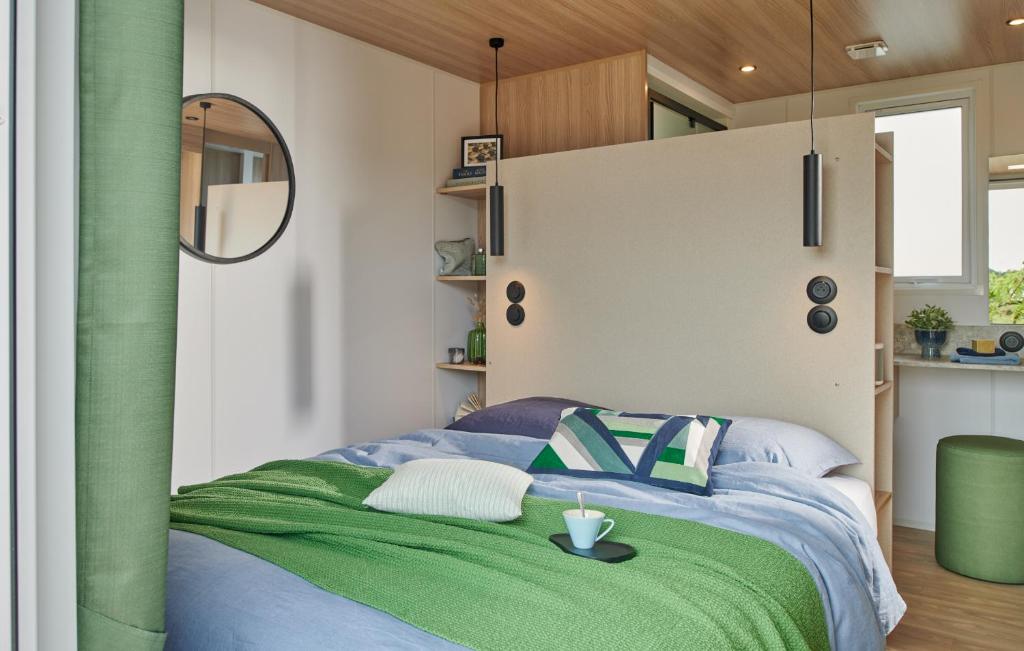 - une chambre avec un lit doté d'oreillers verts et bleus dans l'établissement Camping Golfo Di Sogno, à Porto-Vecchio 37 autres photos