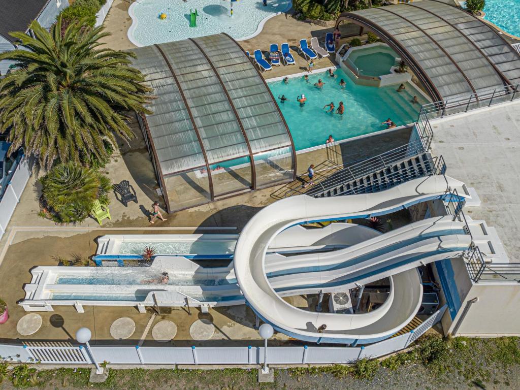 une image d'un toboggan aquatique sur un bateau de croisière dans l'établissement Domaine Résidentiel de Plein Air Cap Finistère, à Penmarcʼh