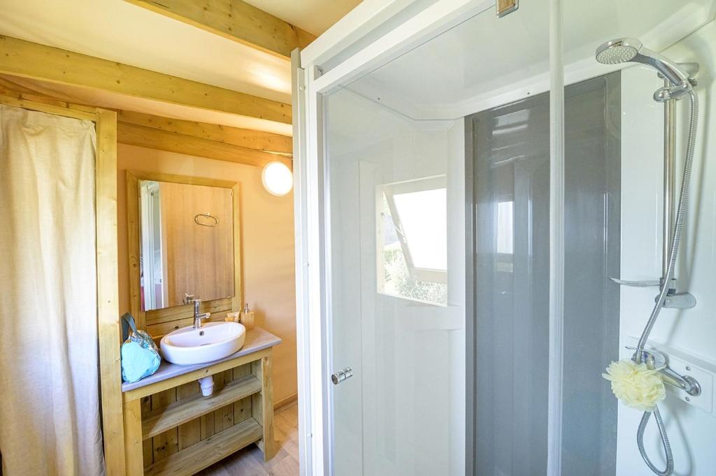 une salle de bain avec un lavabo et une douche dans l'établissement Domaine Résidentiel de Plein Air Cap Finistère, à Penmarcʼh
