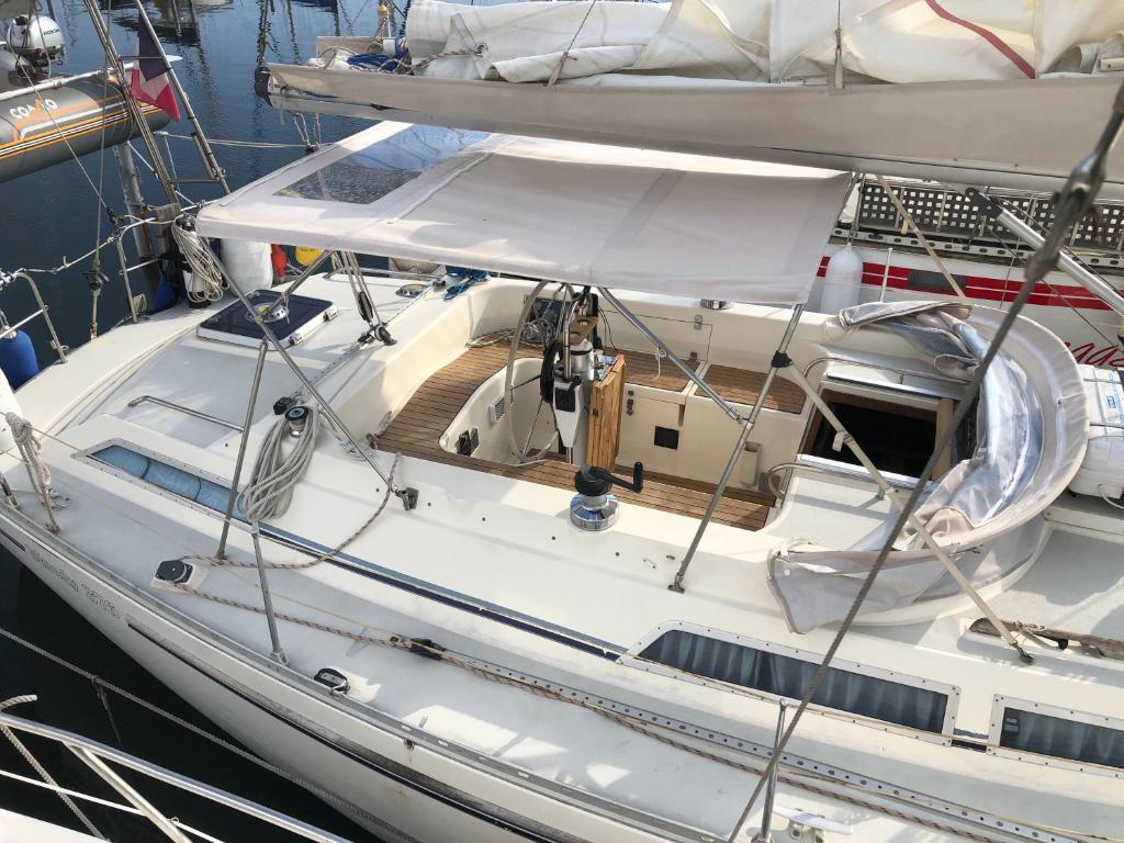un bateau blanc assis dans l'eau dans l'établissement Location insolite en voilier, navigation, coucher de soleil, et baignades en mer, au Grau-du-Roi