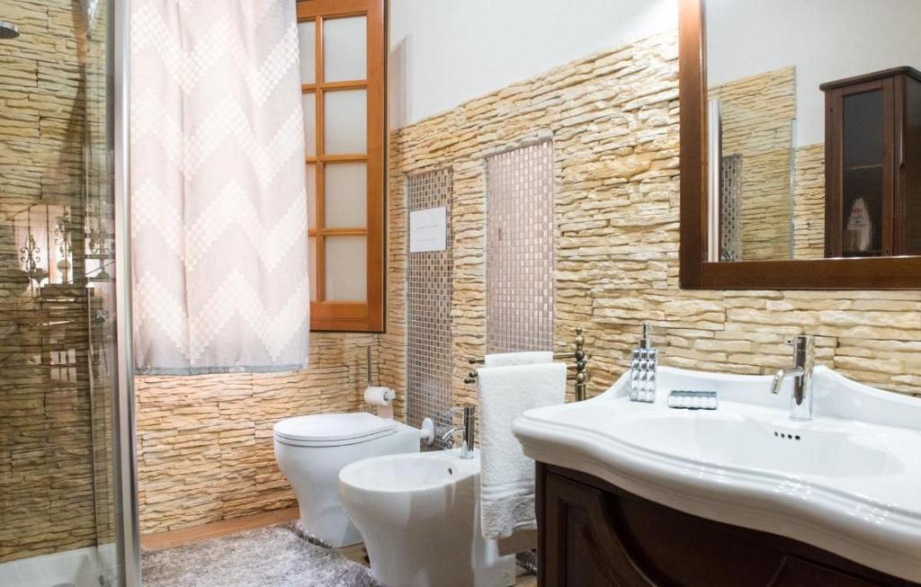une salle de bain avec un lavabo, des toilettes et un miroir dans l'établissement Villa Aversa, à Castellammare del Golfo