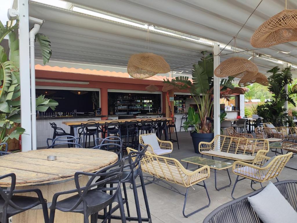 un patio extérieur avec des tables et des chaises ainsi qu'un restaurant dans l'établissement Camping DEL MAR 4 Étoiles à ARGELÈS SUR MER Mobil-Home Cosy en 3Ch au calme, à Argelès-sur-Mer