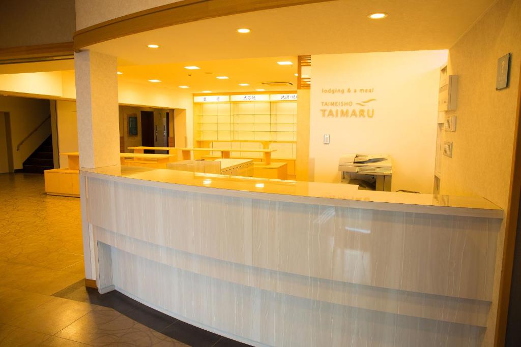 un hall avec un grand comptoir dans un bâtiment dans l'établissement Seaside Hotel Taimaru Kaigetsu, à Naruto 24 autres photos