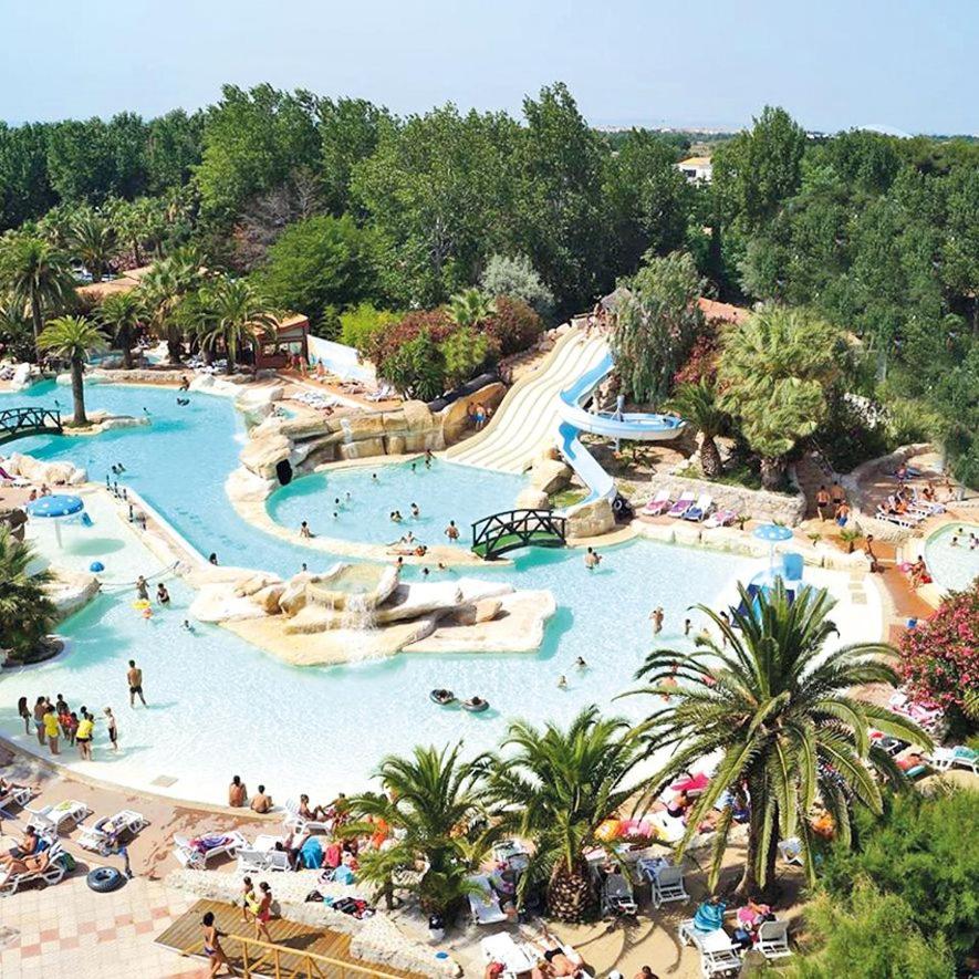 - une vue sur le parc aquatique dans l'établissement Camping Sable d'Or 3 chambres, au Cap d'Agde