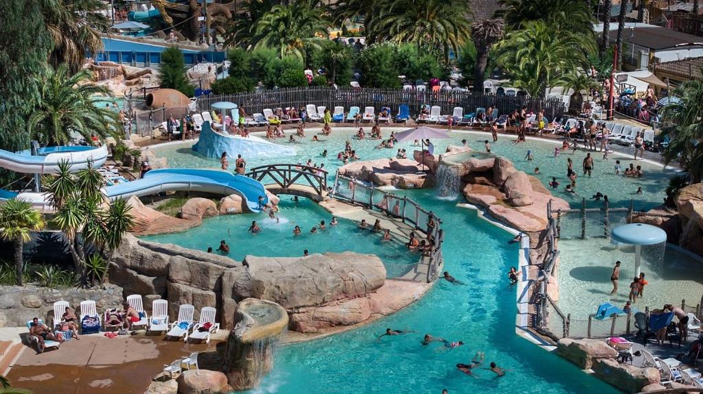 - un grand parc aquatique dans l'établissement Camping Sable d'Or 3 chambres, au Cap d'Agde