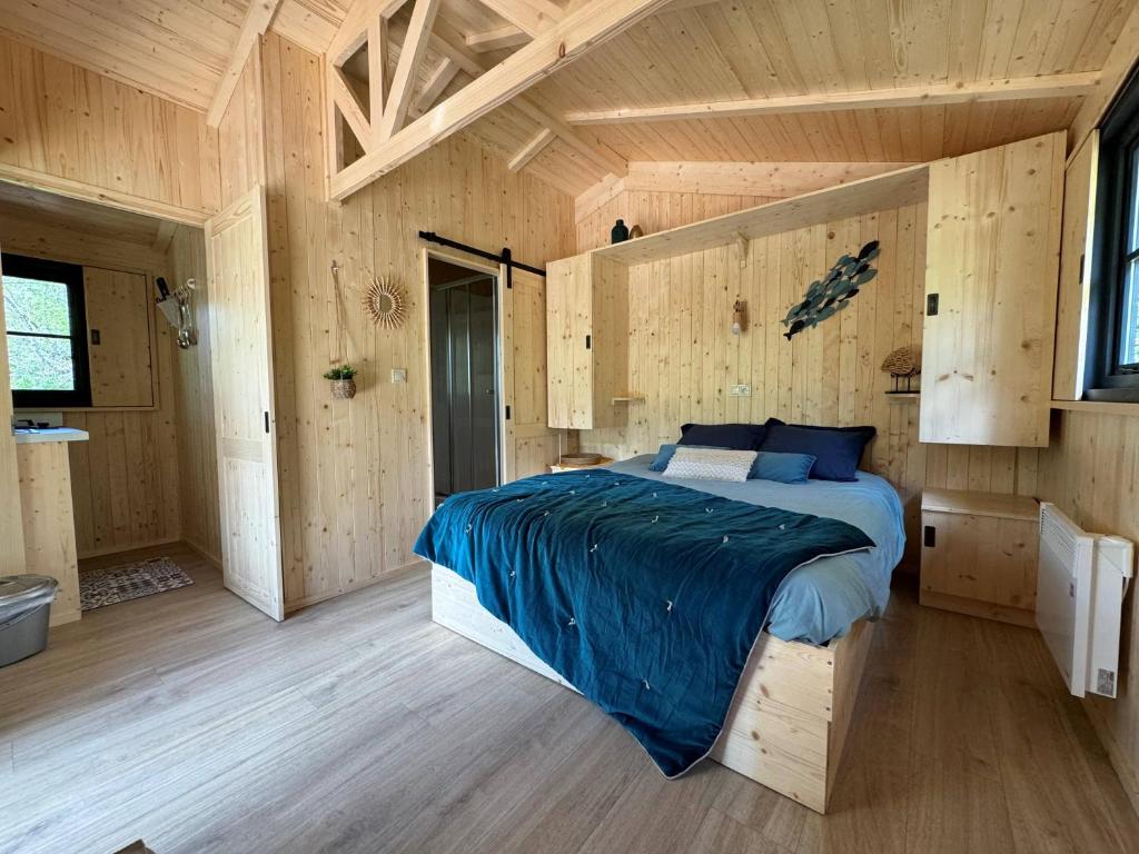 une chambre avec un lit dans une pièce en bois dans l'établissement Camping L'Ondine de Provence, à La Motte-Chalançon