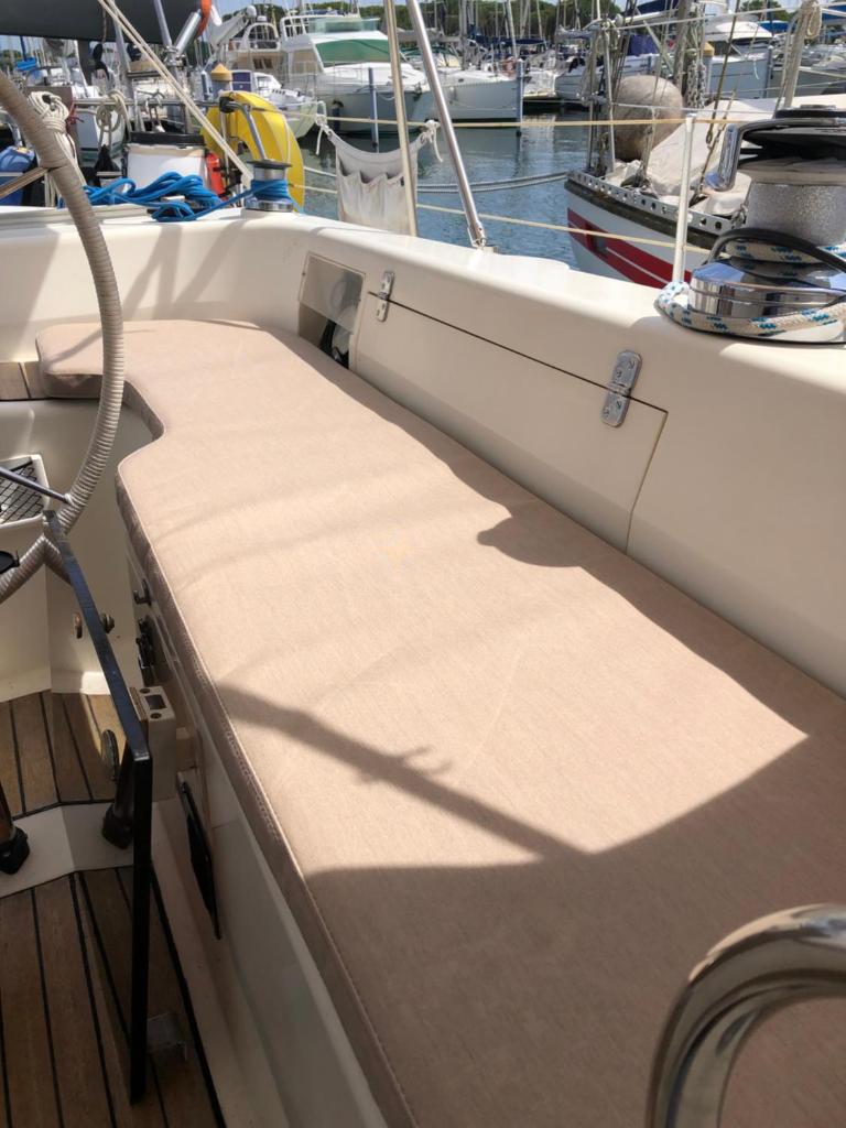 un bateau avec un tapis sur son côté dans l'établissement Location insolite en voilier, navigation, coucher de soleil, et baignades en mer, au Grau-du-Roi