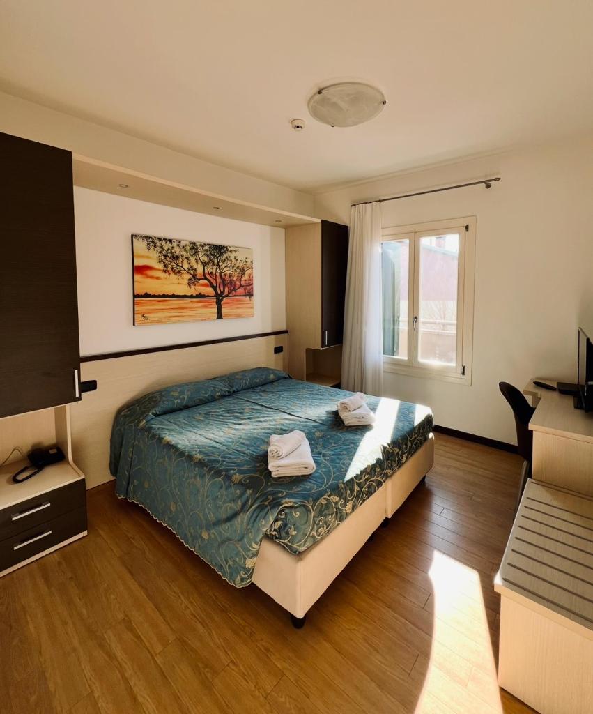 une chambre avec un lit avec deux serviettes dessus dans l'établissement Hotel Al Fogo, à Bevazzana