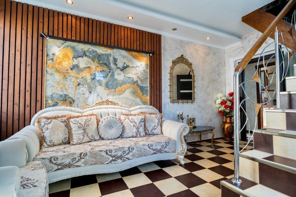 Luxurious Villa with Huge Garden, Terrace & Outdoor Space 2