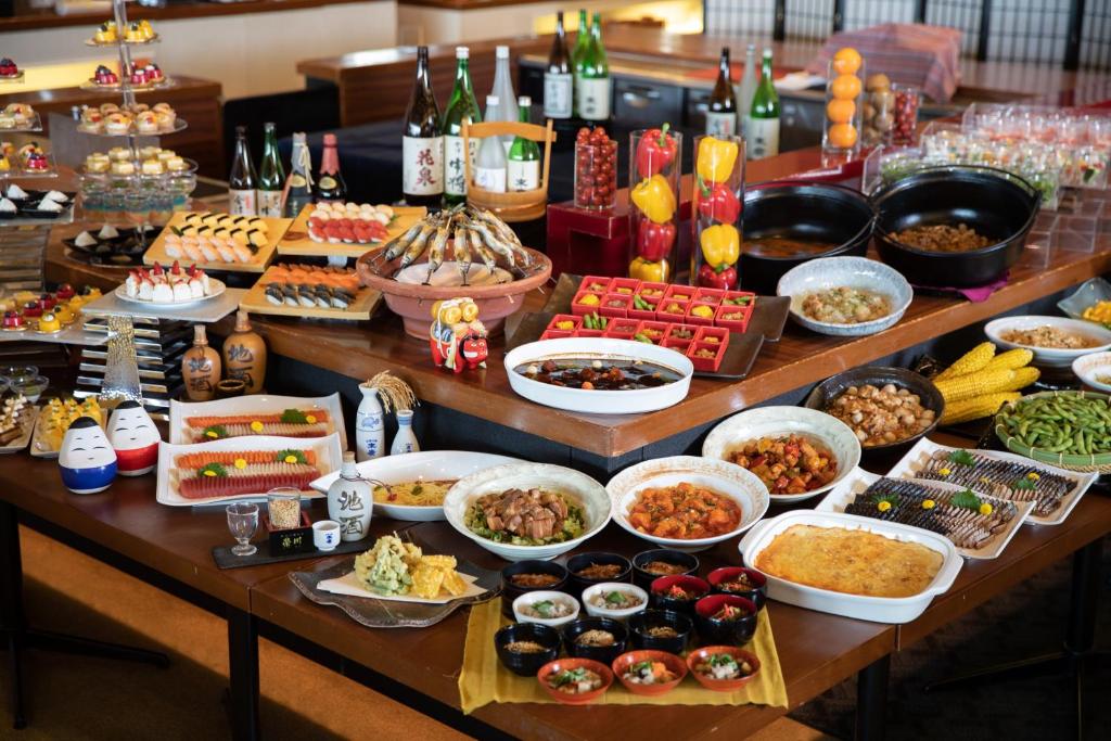 un buffet avec de nombreux types d'aliments différents sur une table dans l'établissement Onyado Toho, à Aizuwakamatsu