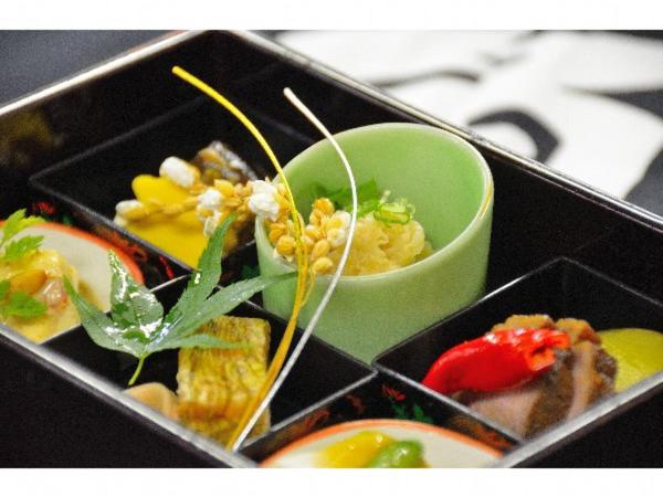 - un plateau de différents types de nourriture avec un bol dans l'établissement Kadonobo Ryokan, à Kobe