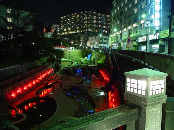 - une vue sur la ville la nuit avec des lumières rouges dans l'établissement Kadonobo Ryokan, à Kobe 34 autres photos
