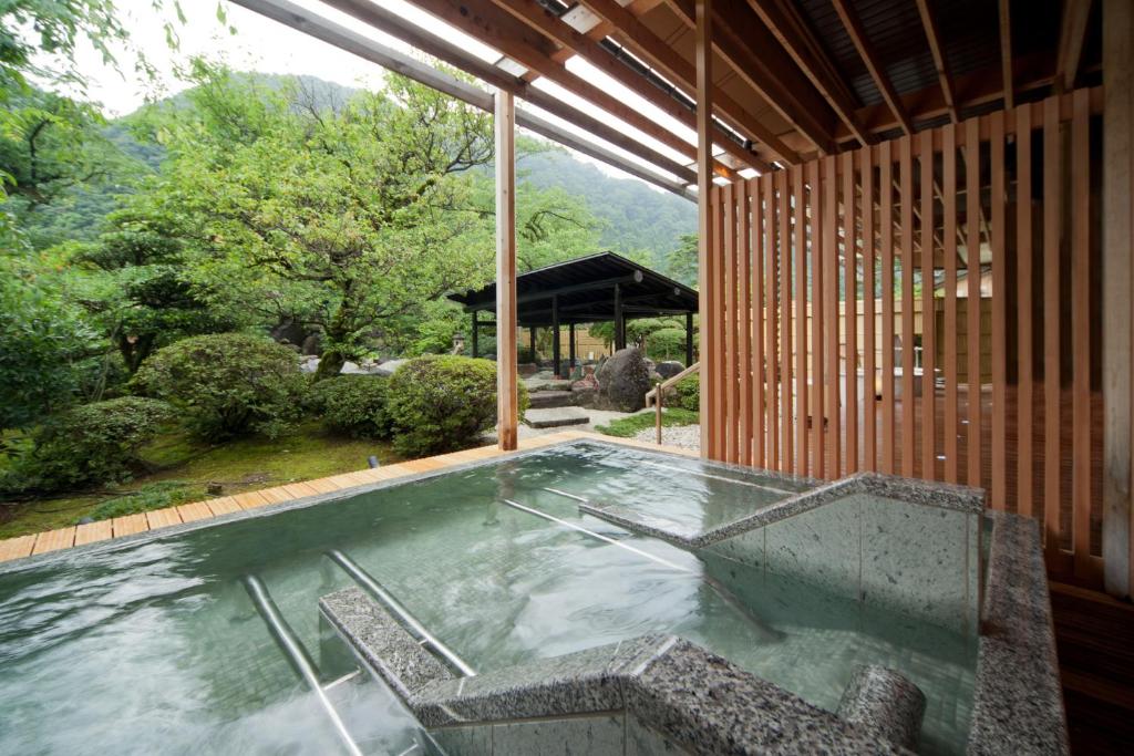 un bain à remous au milieu d'une maison dans l'établissement Shogawa Onsen Yumetsuzuri, à Tonami