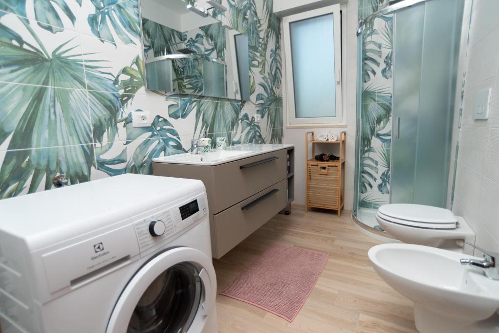 une salle de bain avec une machine à laver et un lavabo dans l'établissement CHIALE Holiday Villa, à Polignano a Mare