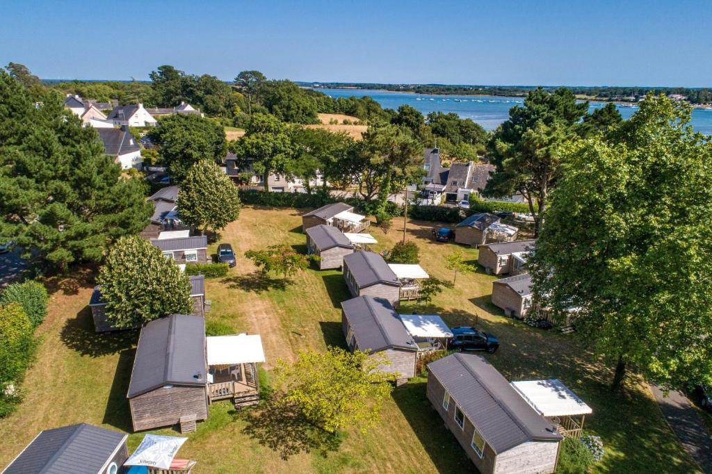 une vue aérienne d'une ferme avec une bande de remorques dans l'établissement Domaine Résidentiel de Plein Air Le Conleau, à Vannes