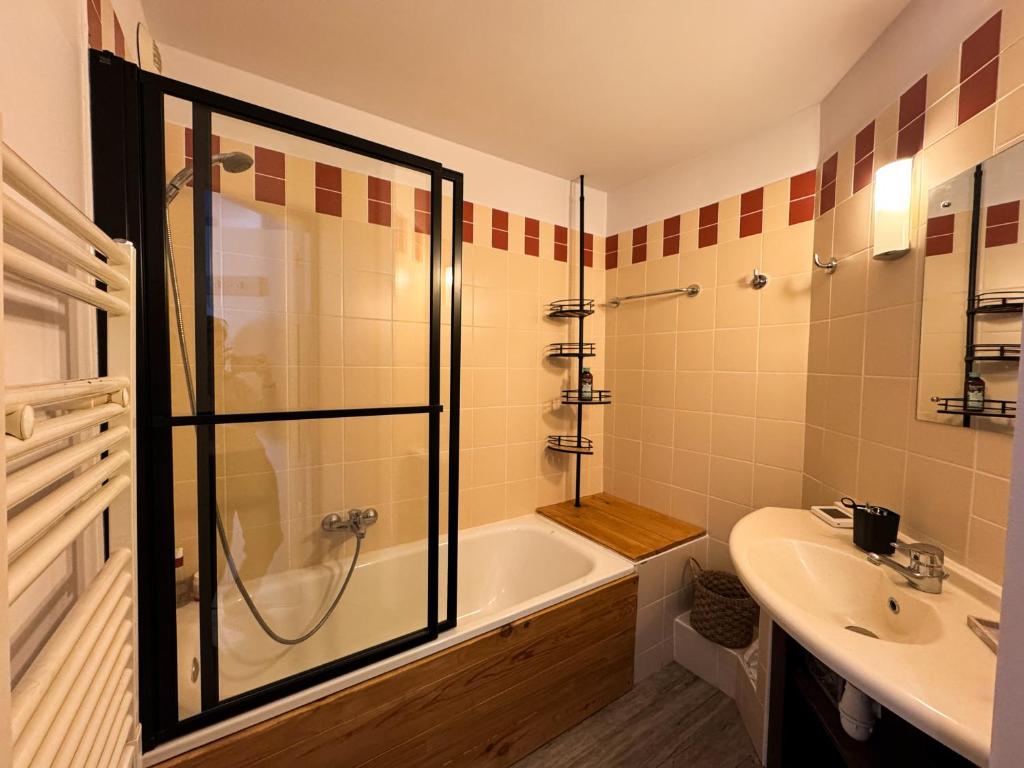 une salle de bain avec une douche, une baignoire et un lavabo dans l'établissement Appartement de Standing - Ski au pied, à Val Thorens