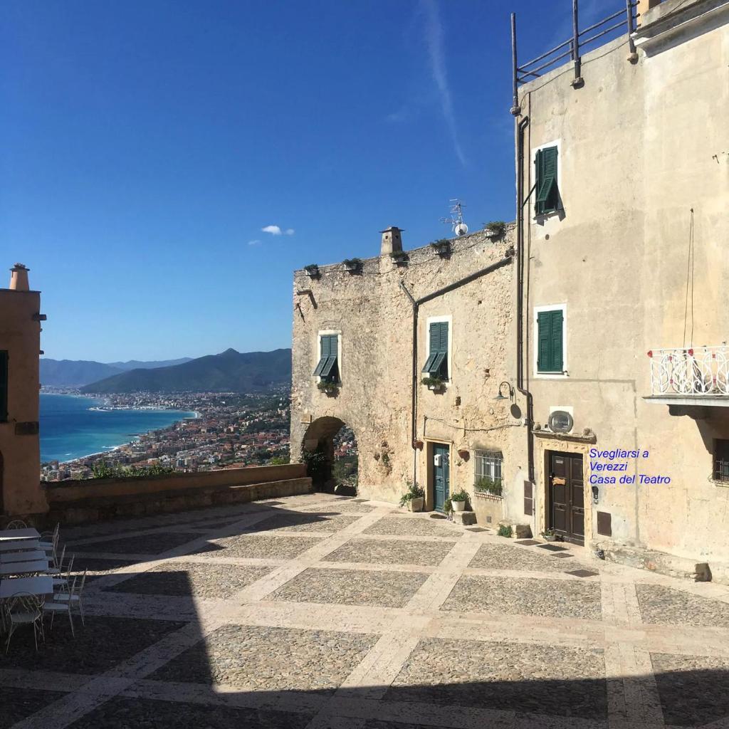 un vieux bâtiment avec vue sur l'océan dans l'établissement Casa del Teatro, à Borgio Verezzi