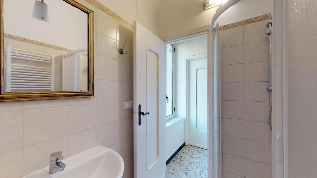 une salle de bain avec un lavabo, un miroir et une douche dans l'établissement Casa del Teatro, à Borgio Verezzi 29 autres photos