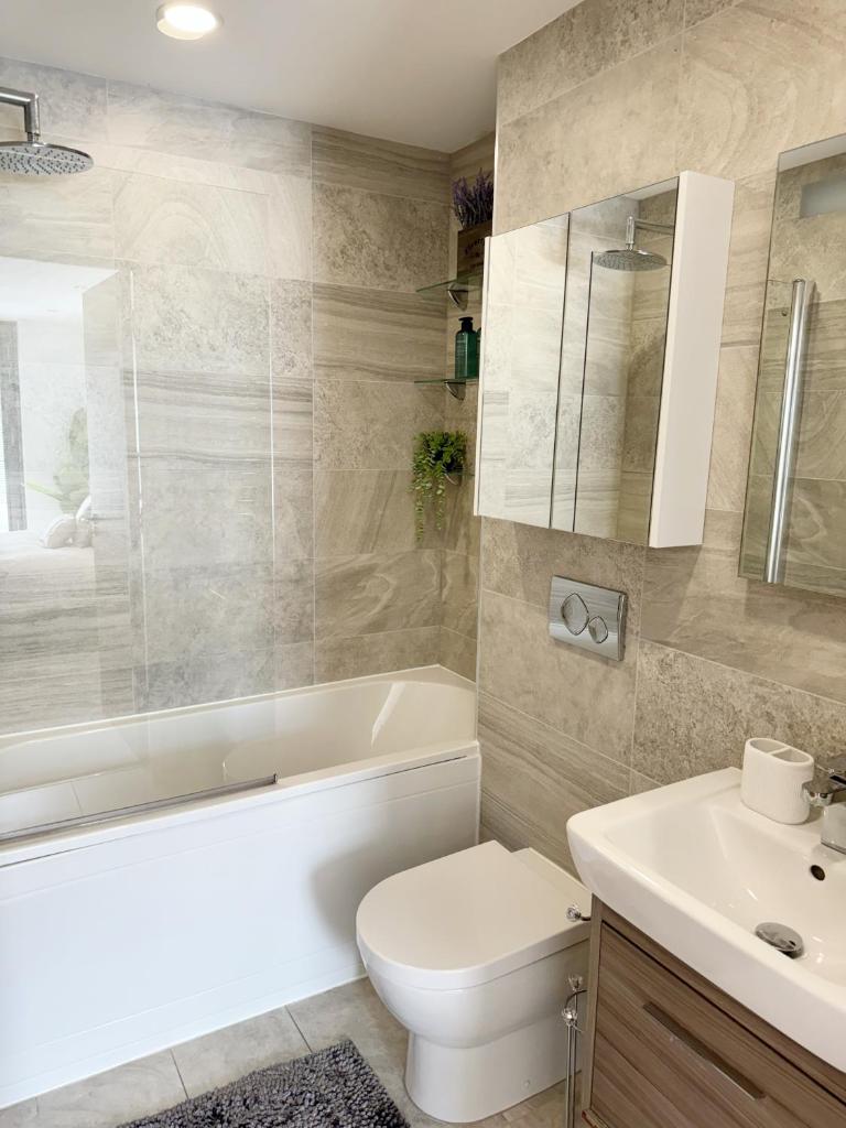 Luxury Penthouse with Private Hot Tub Overlooking Leeds City Centre 8