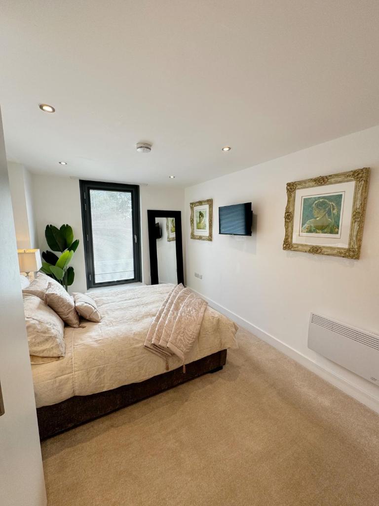Luxury Penthouse with Private Hot Tub Overlooking Leeds City Centre 4