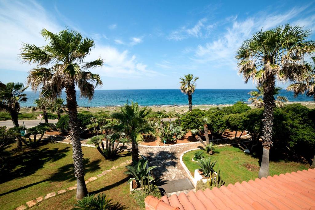 - une vue sur la plage depuis un complexe planté de palmiers dans l'établissement Villa Sapore Di Sale, à Alliste
