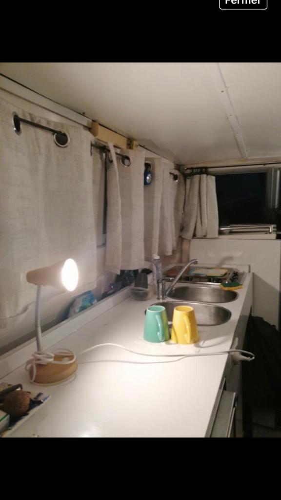 - un comptoir de cuisine avec un évier et une lampe dans l'établissement vacances de rêve sur les vagues, à Gruissan