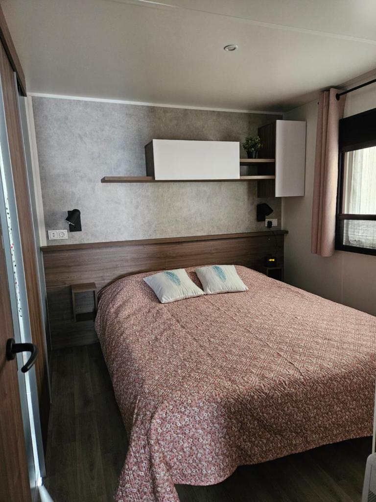- une chambre avec un lit et une tête de lit dans l'établissement Chez Sandy et Romain, à Saint-Jean-de-Monts