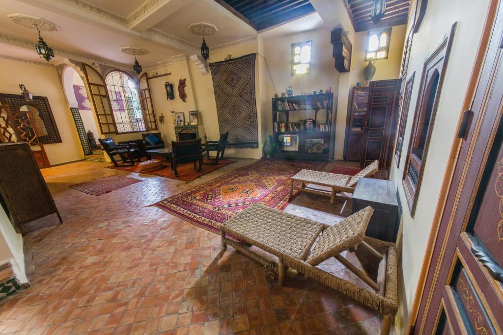 d'un salon avec des tables et des chaises. dans l'établissement Ryad Bahia, à Meknès