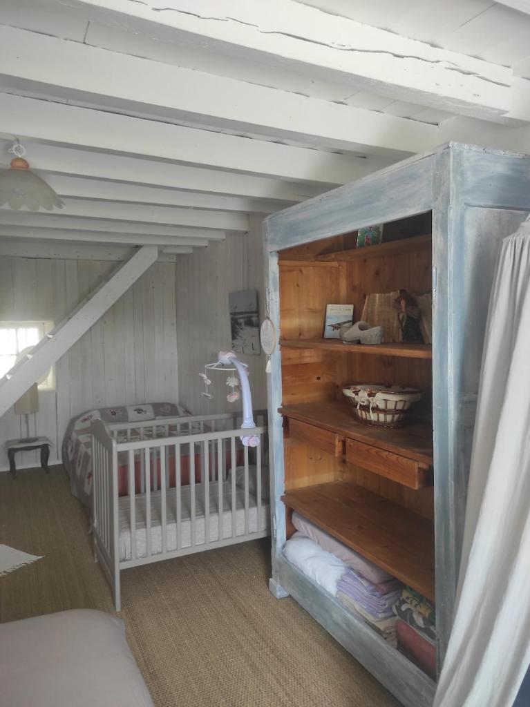 - une chambre pour enfants avec un lit bébé dans l'établissement Gîte à CHALMAZEL équipé, dans hameau calme, à Mermond