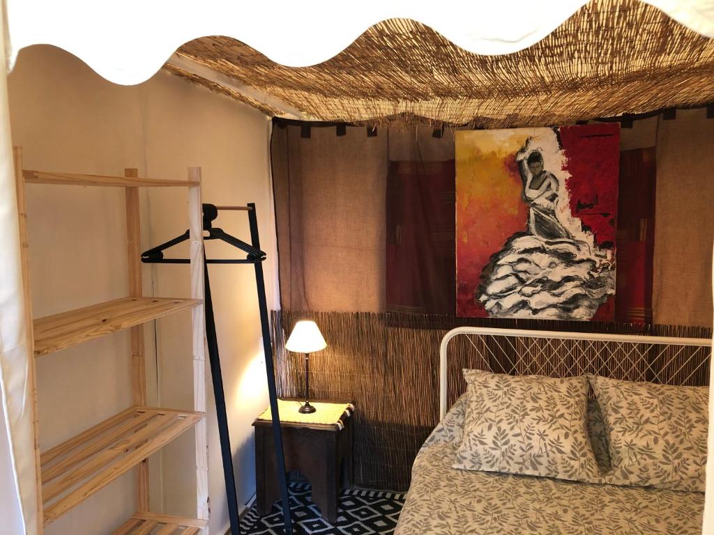 une chambre avec un lit superposé à baldaquin dans l'établissement Les lodges de phanou Tente lodge, à Prissac
