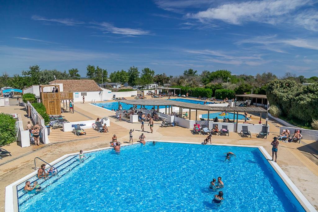 une vue aérienne d'une piscine dans un complexe hôtelier dans l'établissement Oh! Campings La Brise, à Saintes-Maries-de-la-Mer