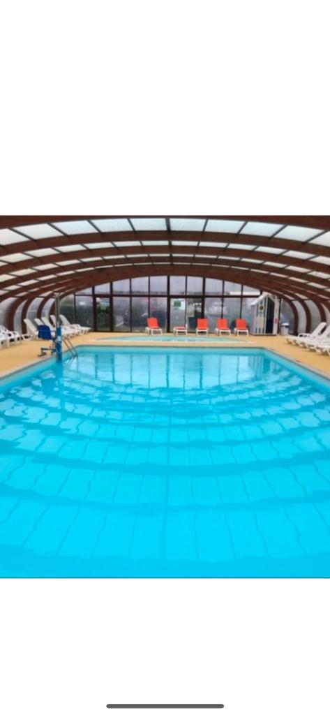 une grande piscine avec de l'eau bleue dans l'établissement mobil-home de 4 à 6 personnes, à Onzain